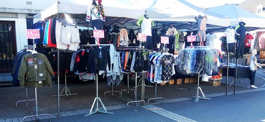 Stand vetement et tenue sport au Marche de Machecoul